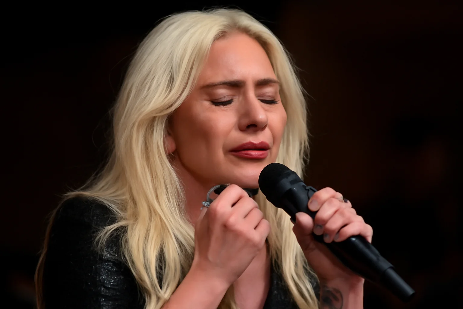Lady Gaga plânge pe scenă la Tokyo, copleșită de durerea pentru copiii și familiile hărțuite de ICE în America